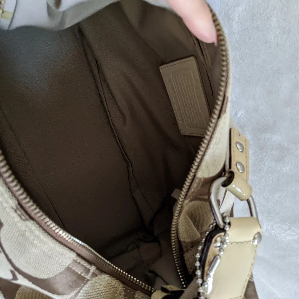 Coach Signature Hand bag - Picture 9 of 16